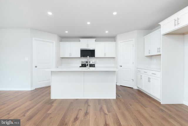 806 GREENWICH LN, Shippensburg, PA 17257