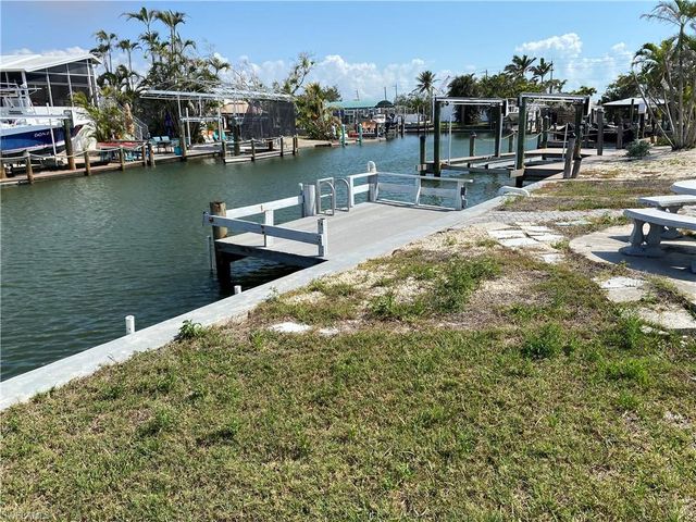 32 Nancy LN, Fort Myers Beach, FL 33931