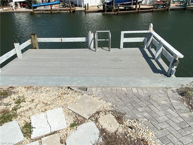 32 Nancy LN, Fort Myers Beach, FL 33931