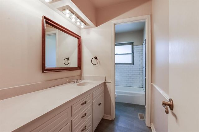 11208 Surrey Hills Boulevard, Yukon, OK 73099