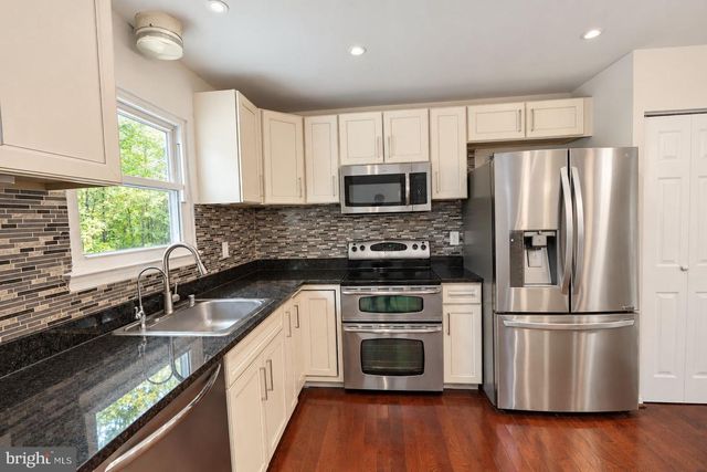 1412 BAYSHIRE LN, Herndon, VA 20170