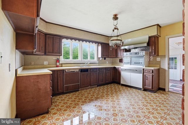 4 FLOWER HILL LN, Pennington, NJ 08534