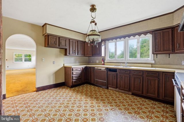 4 FLOWER HILL LN, Pennington, NJ 08534