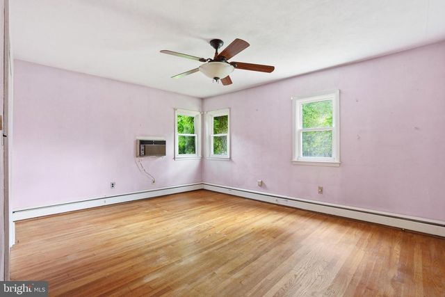4 FLOWER HILL LN, Pennington, NJ 08534