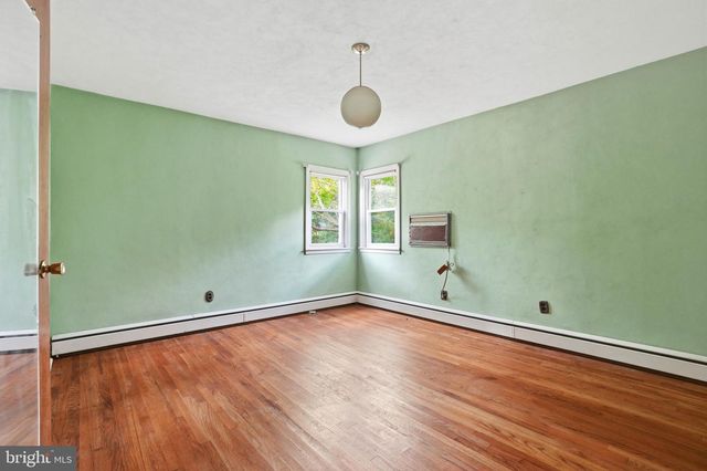 4 FLOWER HILL LN, Pennington, NJ 08534