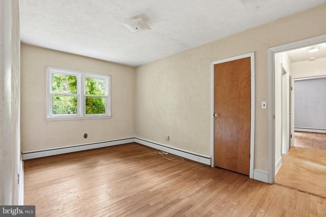 4 FLOWER HILL LN, Pennington, NJ 08534