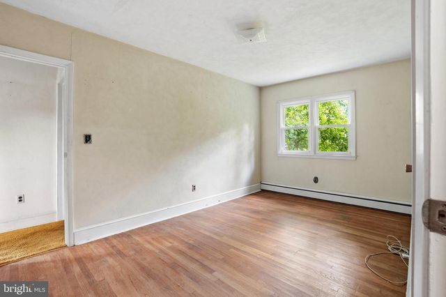 4 FLOWER HILL LN, Pennington, NJ 08534