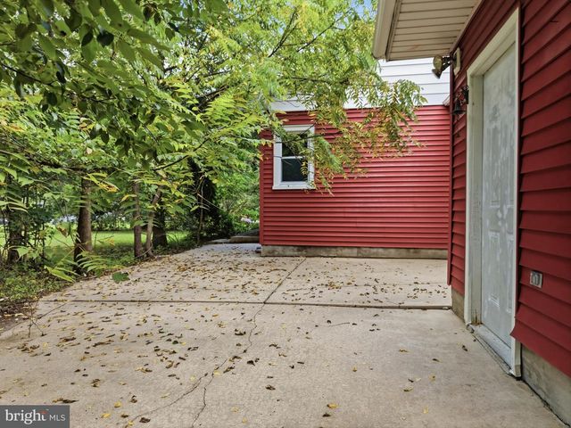 4 FLOWER HILL LN, Pennington, NJ 08534