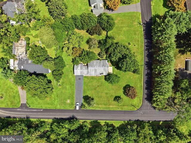 4 FLOWER HILL LN, Pennington, NJ 08534