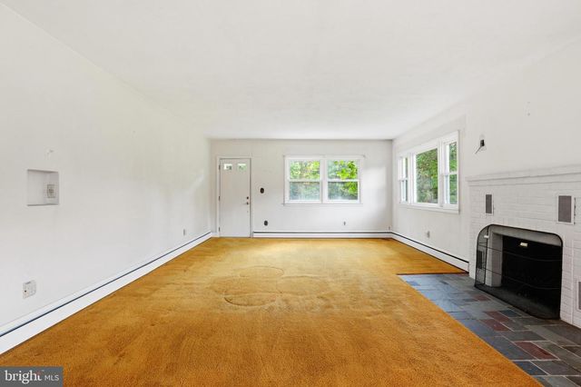 4 FLOWER HILL LN, Pennington, NJ 08534