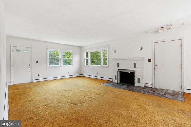 4 FLOWER HILL LN, Pennington, NJ 08534