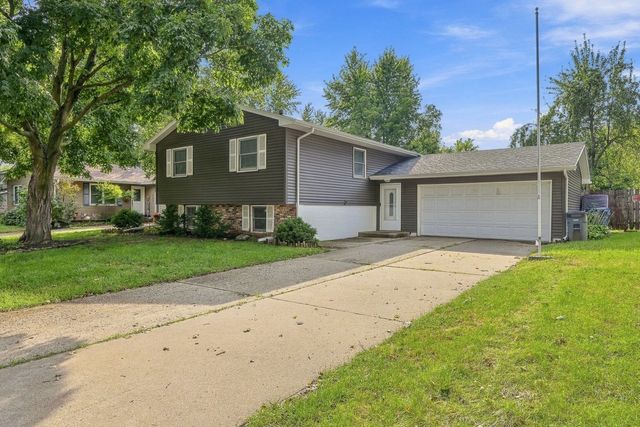 3330 Fairview Drive, Bettendorf, IA 52722