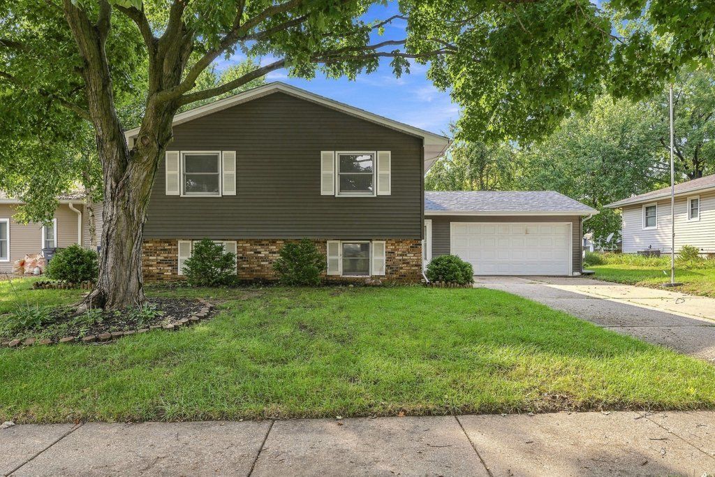 3330 Fairview Drive, Bettendorf, IA 52722