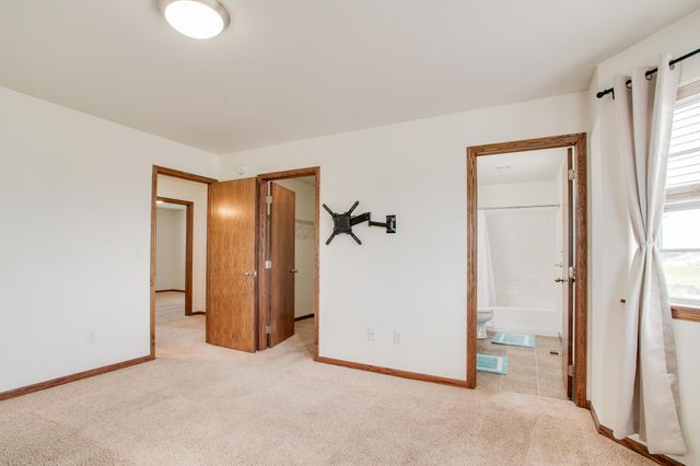 2678 57th Avenue S, Fargo, ND 58104