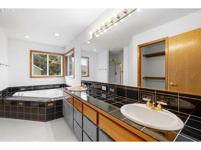 2321 Ne ESTATE Dr, Hillsboro, OR 97124