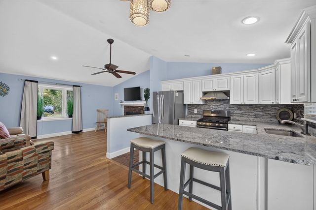545 Lincoln Rd Ext, Barnstable, MA 02601