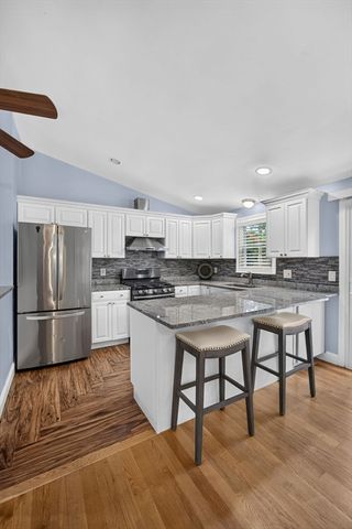 545 Lincoln Rd Ext, Barnstable, MA 02601