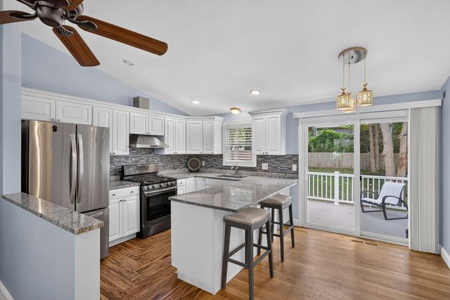 545 Lincoln Rd Ext, Barnstable, MA 02601