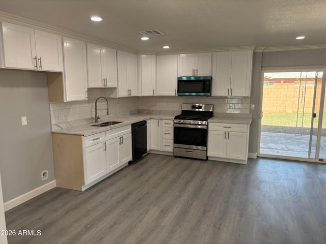 3902 W MCLELLAN Boulevard, Phoenix, AZ 85019