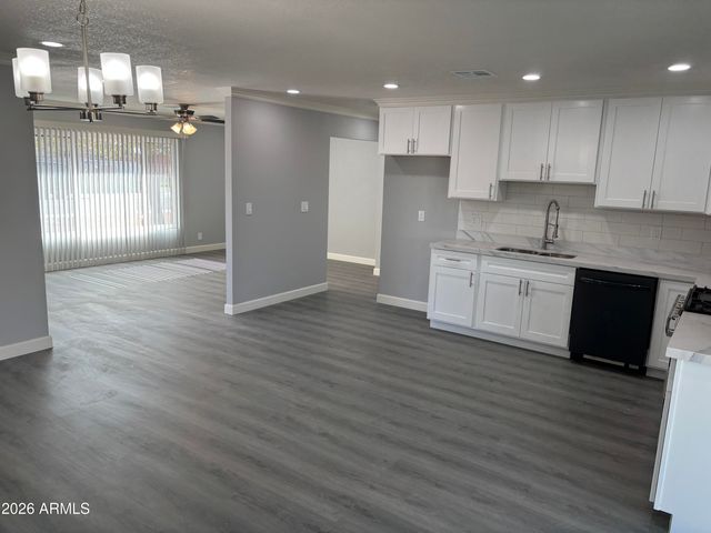 3902 W MCLELLAN Boulevard, Phoenix, AZ 85019