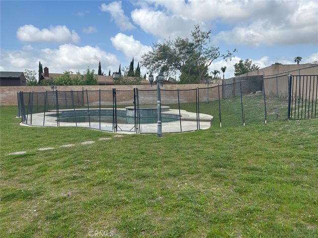 9050 Dumond Drive, Fontana, CA 92335