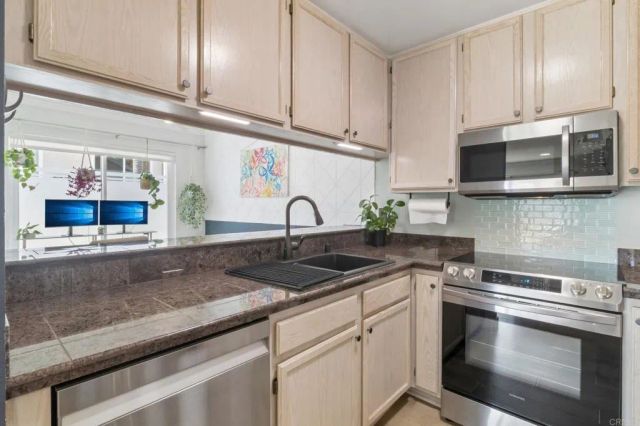 669 Diamond Way 235, Vista, CA 92083