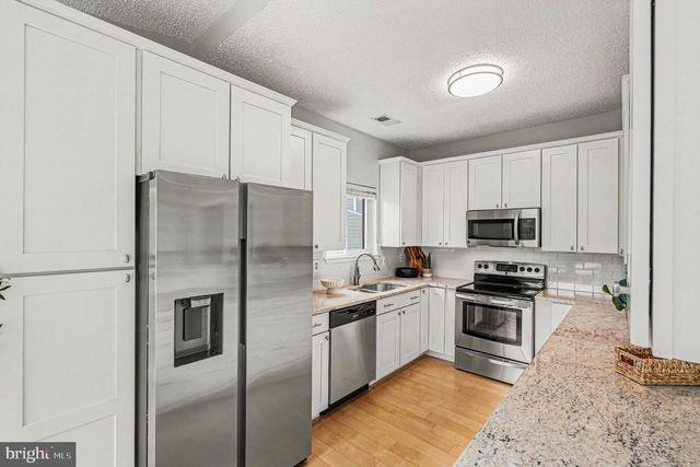 1927-B VILLARIDGE DR, Reston, VA 20191