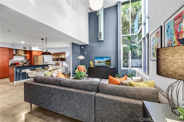 1120 N El Centro 5, Los Angeles, CA 90038