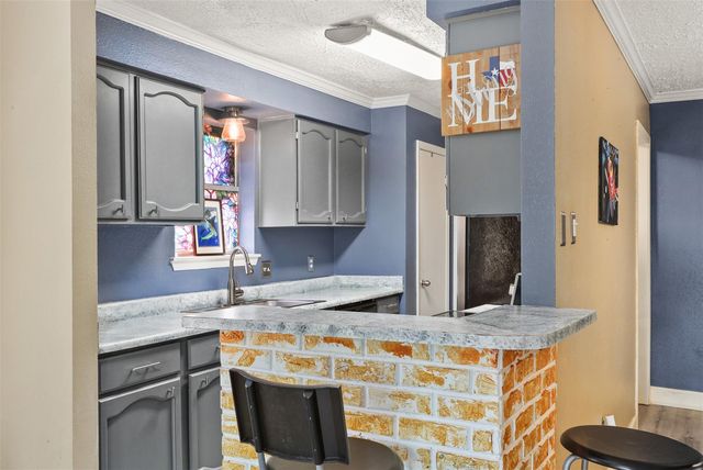 300 Windward Drive, League City, TX 77573