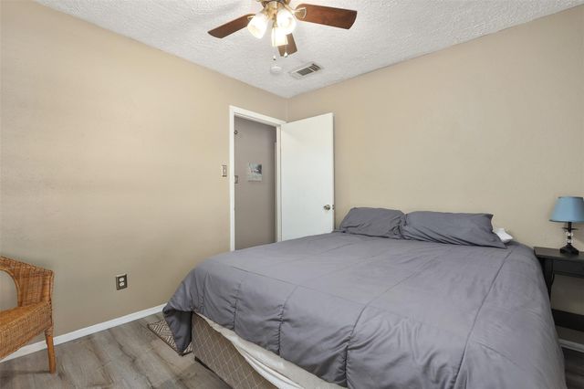 300 Windward Drive, League City, TX 77573