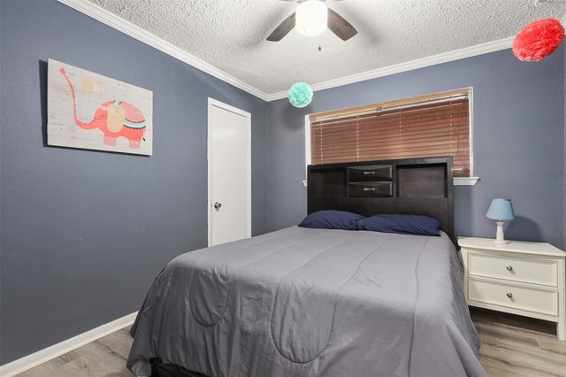 300 Windward Drive, League City, TX 77573