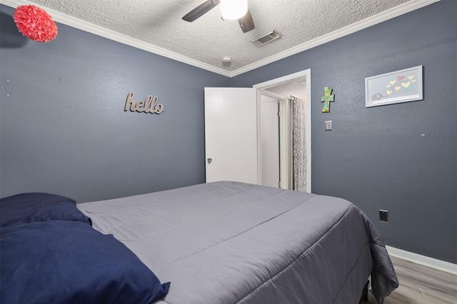 300 Windward Drive, League City, TX 77573