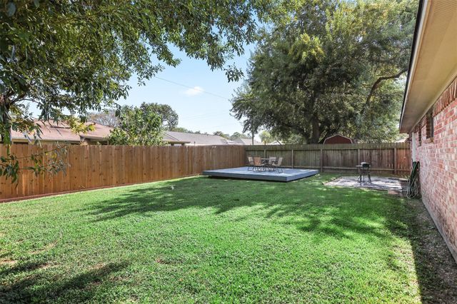 300 Windward Drive, League City, TX 77573
