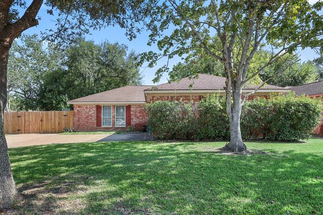 300 Windward Drive, League City, TX 77573