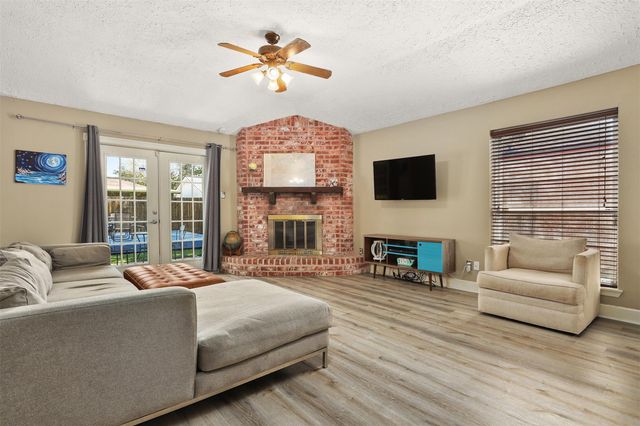 300 Windward Drive, League City, TX 77573