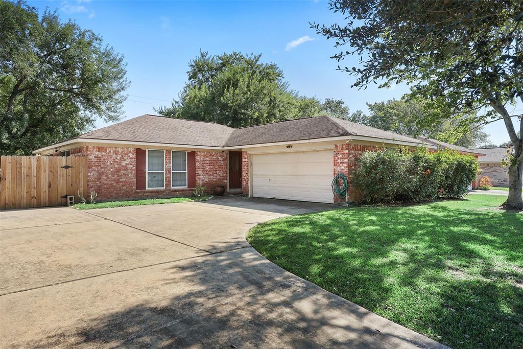 300 Windward Drive, League City, TX 77573