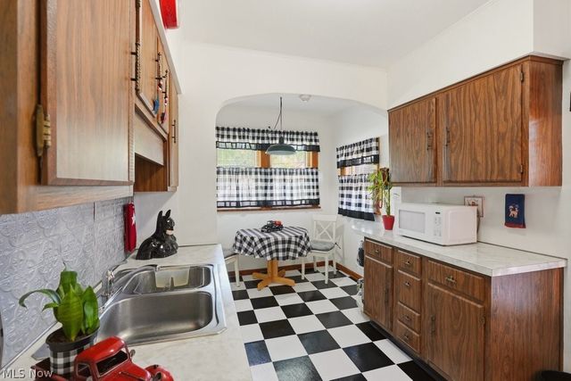 8101 Vineyard Avenue, Cleveland, OH 44105