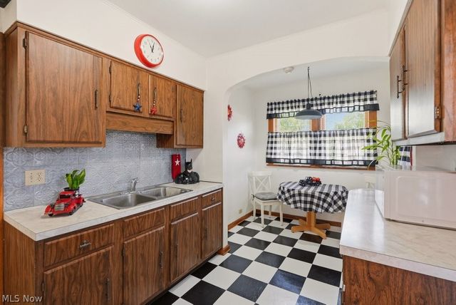 8101 Vineyard Avenue, Cleveland, OH 44105