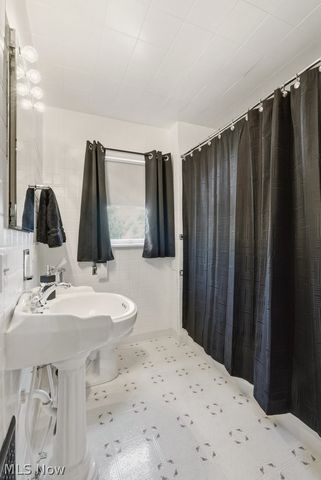 8101 Vineyard Avenue, Cleveland, OH 44105