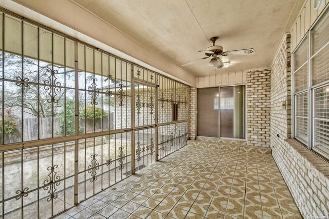 5927 WILDWIND DR, Windcrest, TX 78239