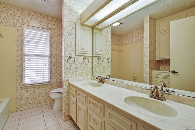 5927 WILDWIND DR, Windcrest, TX 78239