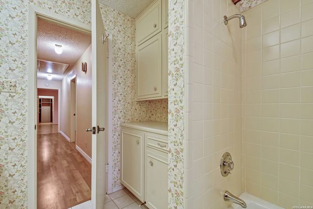 5927 WILDWIND DR, Windcrest, TX 78239