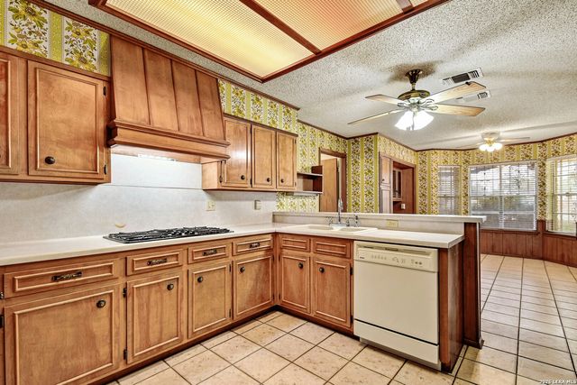 5927 WILDWIND DR, Windcrest, TX 78239