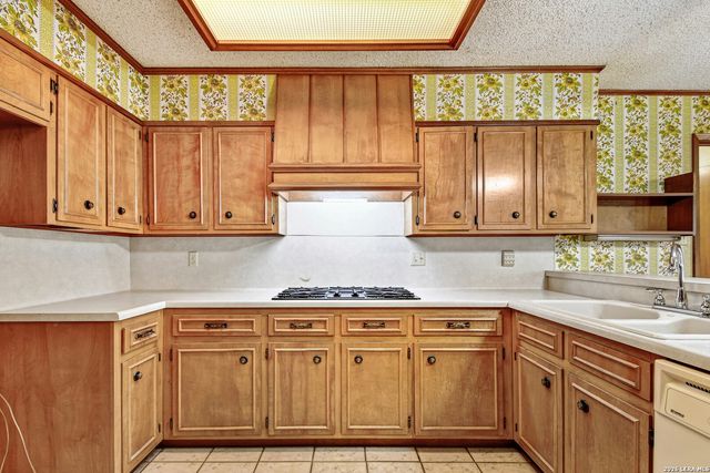 5927 WILDWIND DR, Windcrest, TX 78239