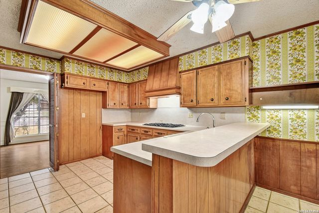 5927 WILDWIND DR, Windcrest, TX 78239