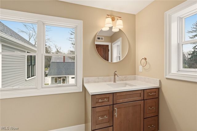 81 Hall Street, Chagrin Falls, OH 44022