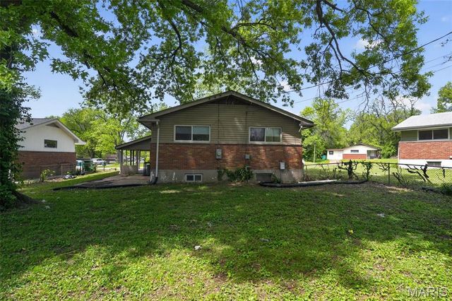 9946 Lanier Drive, St Louis, MO 63136