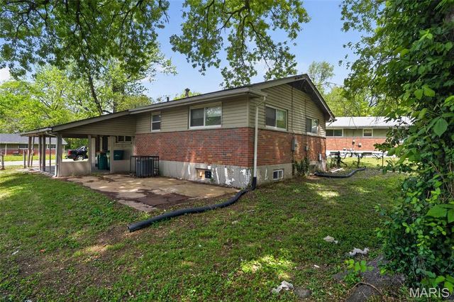9946 Lanier Drive, St Louis, MO 63136