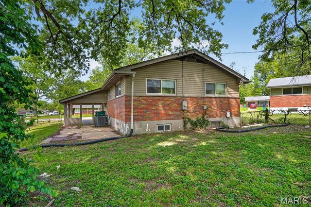 9946 Lanier Drive, St Louis, MO 63136