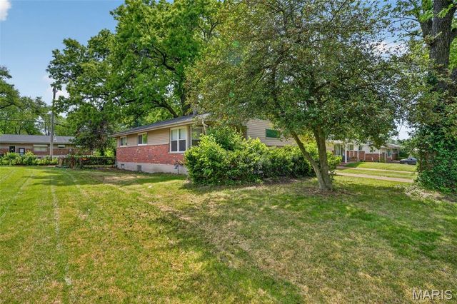 9946 Lanier Drive, St Louis, MO 63136